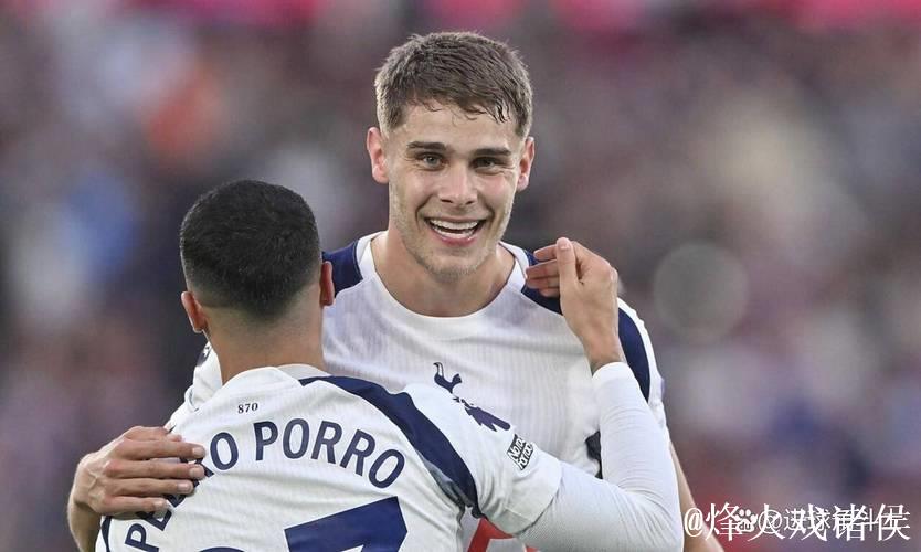 哈维-西蒙斯凭借出色攻防表现当选热刺vs布拉格斯拉最佳球员